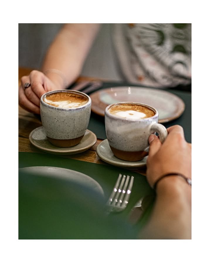 Dos tazas de café de especialidad